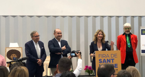 La ministra de Transportes, Movilidad y Agenda Urbana, Raquel Sánchez (d), junto al alcalde de Viladecans, Carles Ruiz (c), durante la inauguración de la Fira de Sant Isidre / CG