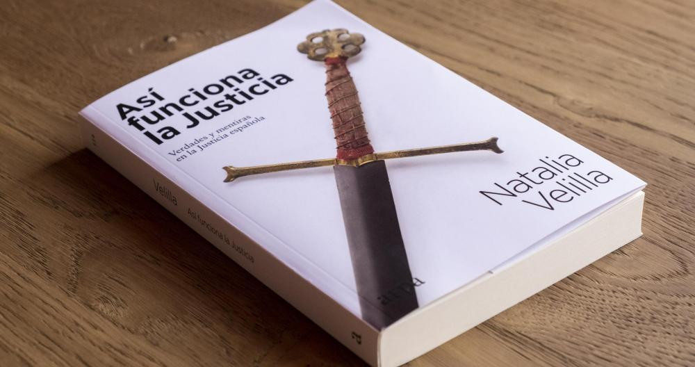 Portada del libro 'Así funciona la Justicia', de Natalia Velilla / CG