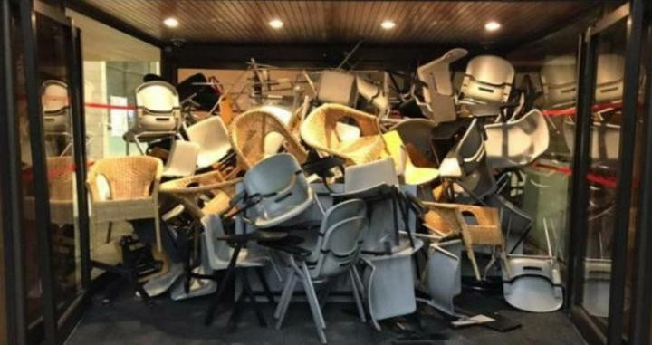 Barricada con sillas a la entrada de una universidad catalana / @SEPC_Ciutadella
