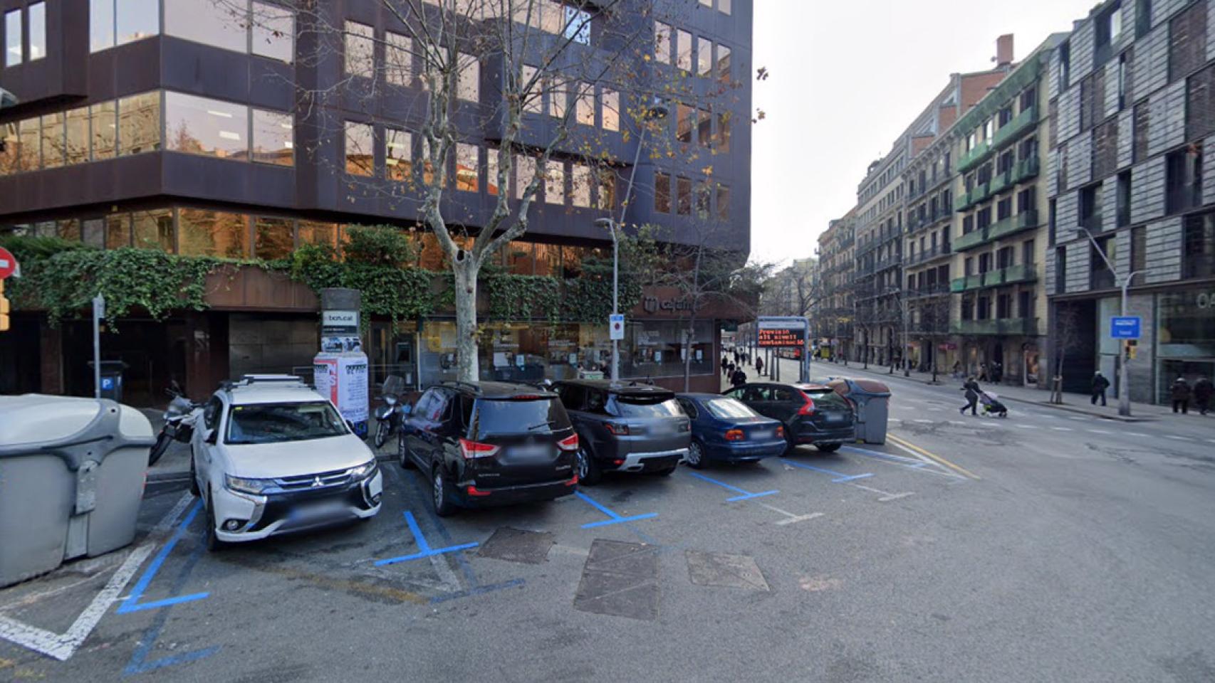 Cruce entre la calle Balmes y la calle de Córcega, en Barcelona, en el que un taxista que ha perdido el conocimiento ha provocado un accidente con cuatro heridos / GOOGLE STREET VIEW