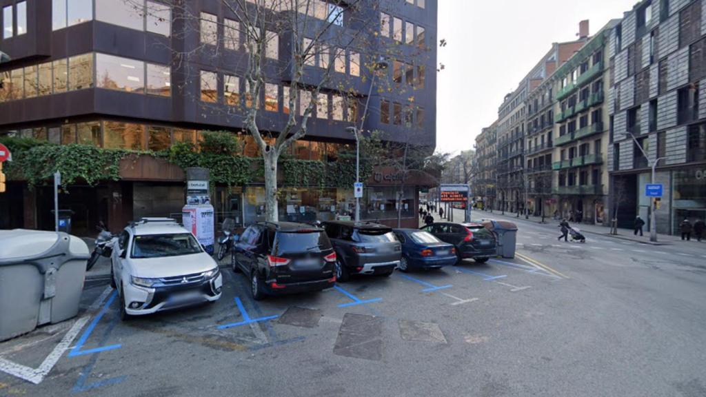 Cruce entre la calle Balmes y la calle de Córcega, en Barcelona, en el que un taxista que ha perdido el conocimiento ha provocado un accidente con cuatro heridos / GOOGLE STREET VIEW
