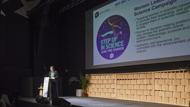 La directora de programas del BIST, Núria Bayó, presentando la campaña 'Step up in science, lead the change' en la Conferencia anual del BIST / AYUNTAMIENTO DE BARCELONA