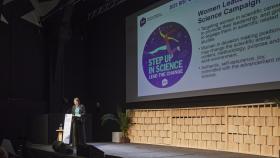 La directora de programas del BIST, Núria Bayó, presentando la campaña 'Step up in science, lead the change' en la Conferencia anual del BIST / AYUNTAMIENTO DE BARCELONA