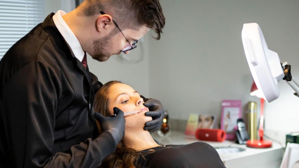 Una mujer se somete a un tratamiento de medicina estética / PEXELS