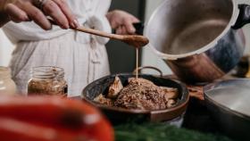 Cocinera sirviendo un plato