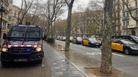 Un furgón de la Brimo junto a la marcha lenta de taxistas en la Gran Via de Barcelona / NOELIA CARCELLER - CG