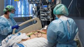 Profesionales sanitarios atienden a uno de los pacientes con Covid-19 hospitalizados / EP