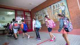 Niños entran en el colegio para asistir a clase / EP