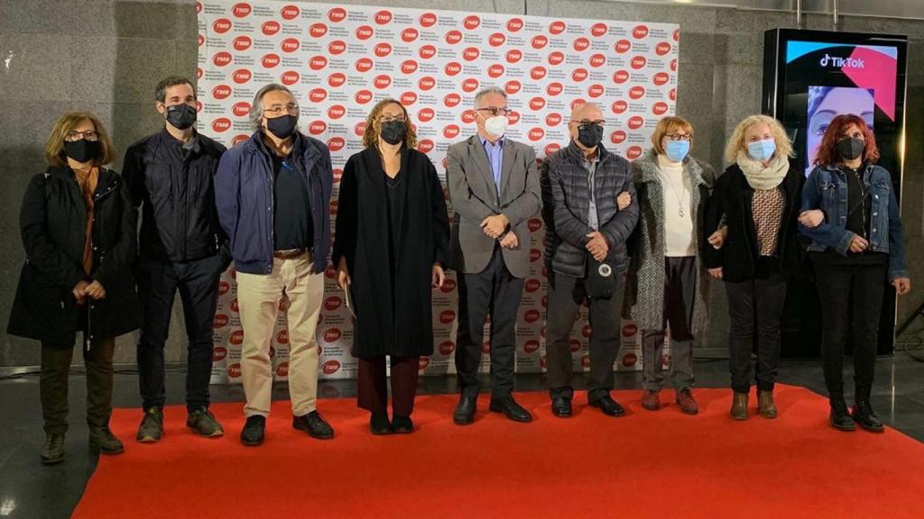 El consejero delegado de TMB, Gerardo Lertxundi (en el centro), junto a los ocho protagonistas de la campaña ‘Mou-te per un futur sense Alzheimer’; entre ellos la presidenta de la Fundación Pasqual Maragall, Cristina Maragall / LAIA CALAF - CG