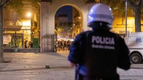 Un agente de la Guardia Urbana desalojando a jóvenes que hacían botellón en Sants / EP