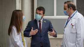 Pere Aragonès, con dos cargos médicos del hospital Parc Taulí de Sabadell (Barcelona) / EP