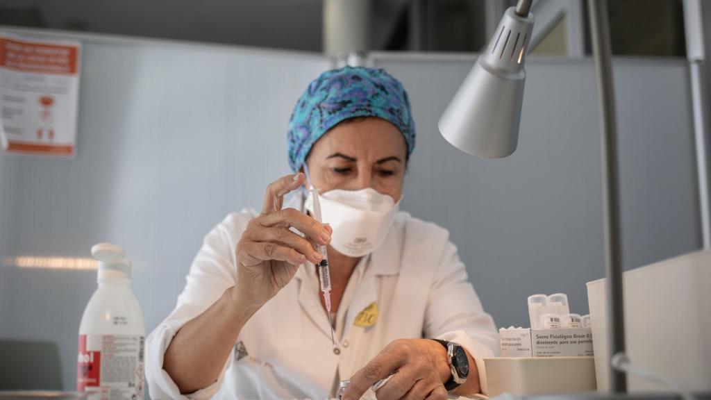 Un investigadora contra el Covid / DAVID ZORRAKINO (EUROPAPRESS)