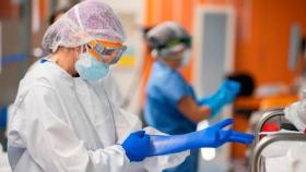 Una enfermera preparada para atender casos de coronavirus, la enfermedad que provocó el fallecimiento de Rosalía / CG