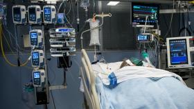 Un paciente ingresado en la uci para enfermos de coronavirus del Hospital Universitario Dr. Josep Trueta de Girona / GLÒRIA SÁNCHEZ - EUROPA PRESS