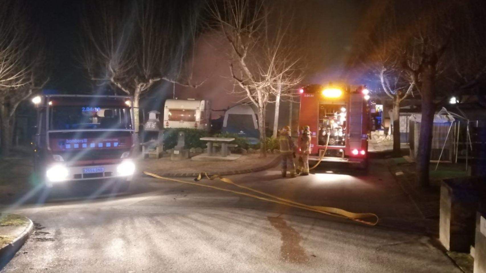 Incendio en un cámping de Porqueres, Girona / BOMBERS