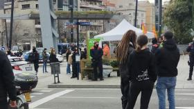 Mossos blindan una carpa de Vox en Lesseps ante la presencia de manifestantes / SINDICAT HABITATGE GRÀCIA