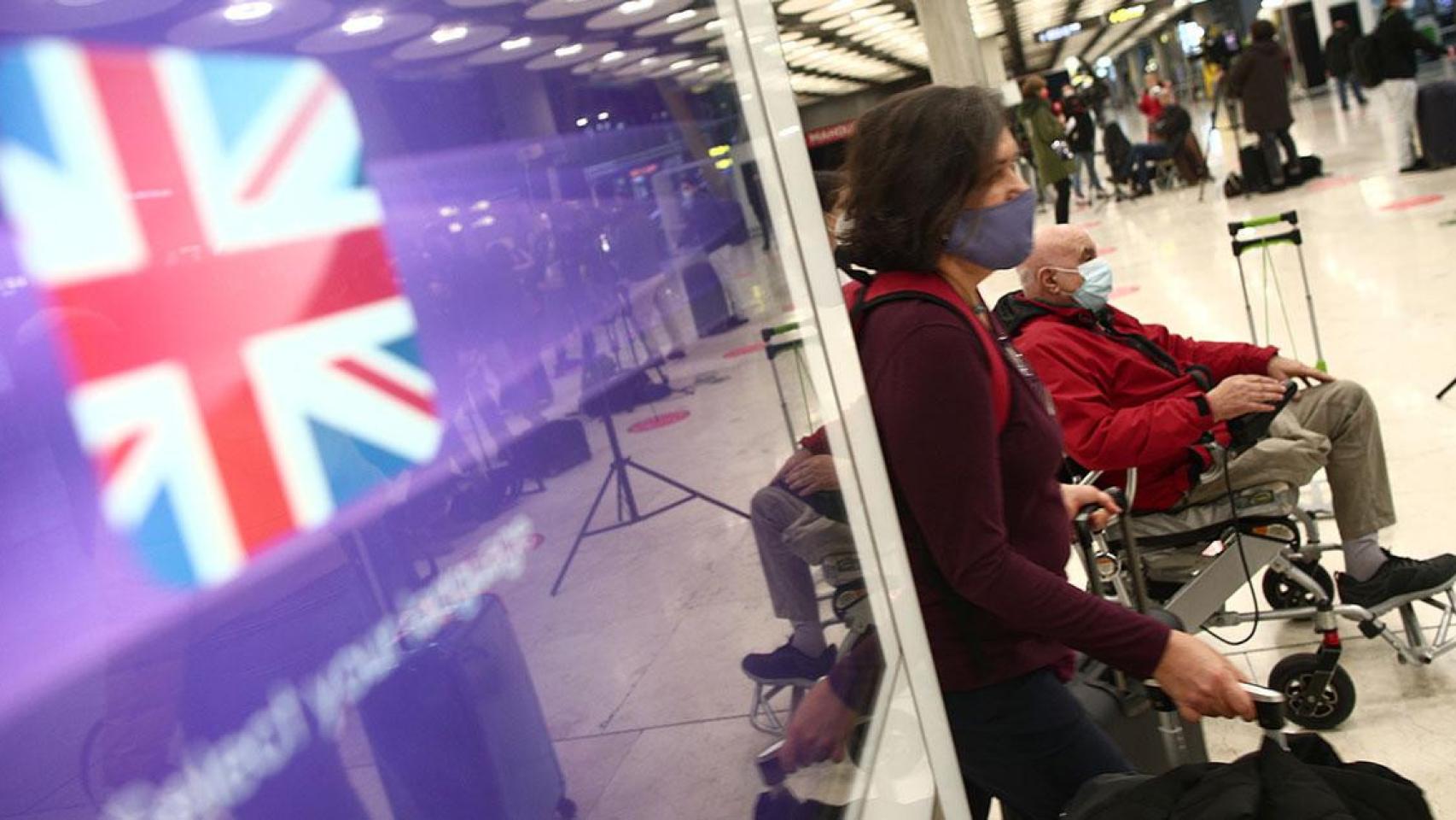 Viajeros en el área de llegadas del Aeropuerto de Barajas / EP