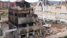 Labores de derribo de la nave de Badalona tras el incendio / XAVIER GARCIA ALBIOL