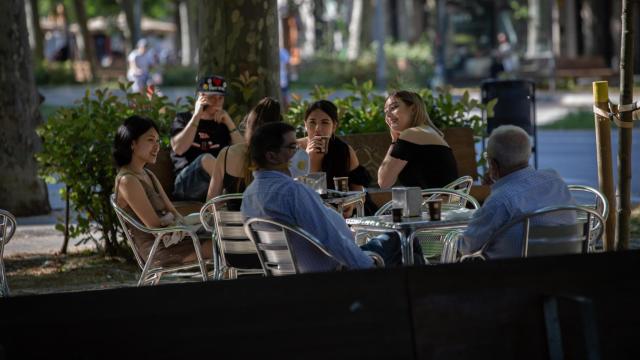 Varias personas disfrutan de una terraza de un bar / EP