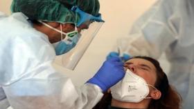 Sanitario realizando una PCR en España para detectar casos de Covid-19 / EP