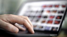Un usuario de webs 'porno' desde su ordenador portatil / EFE