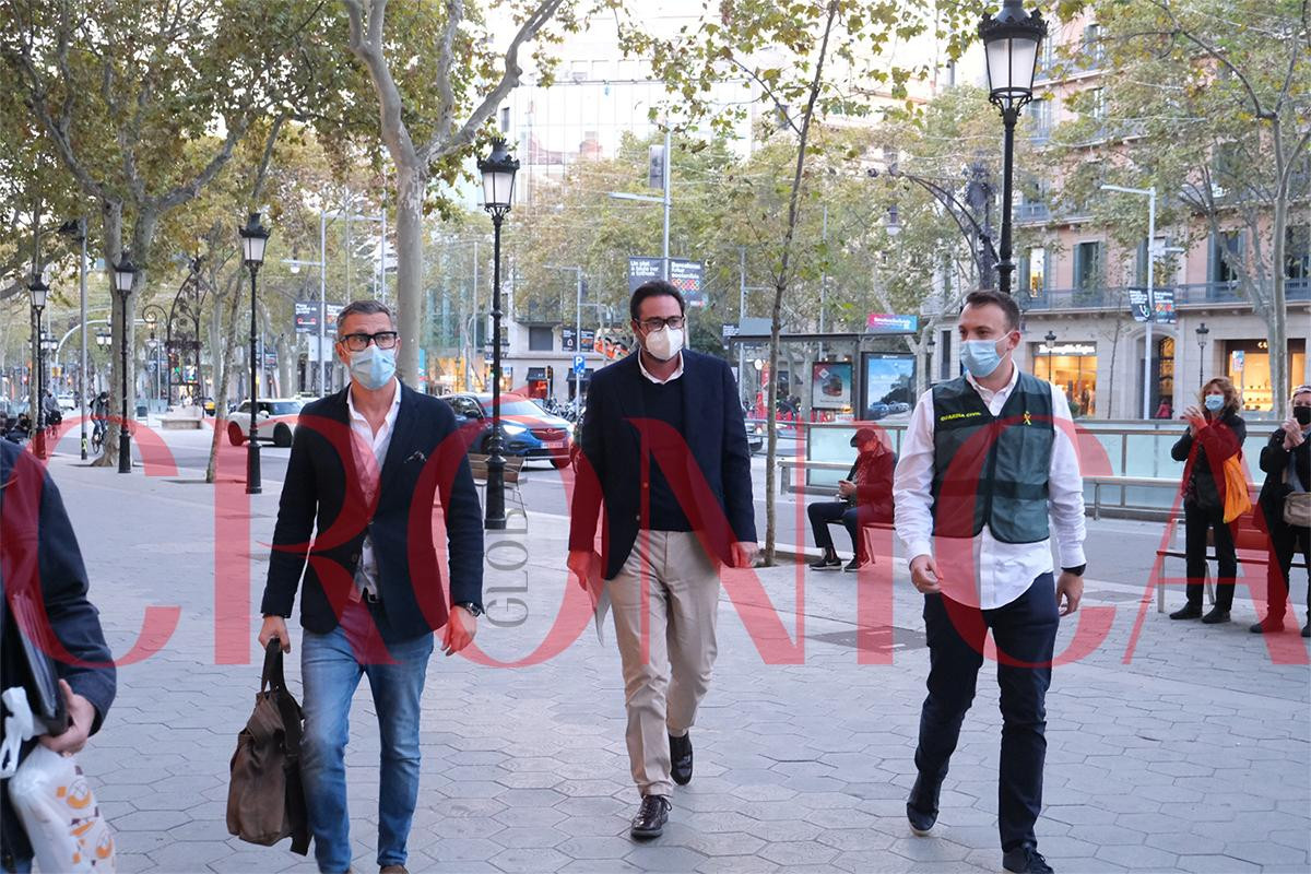 David Madí llega a su despacho acompañado de la Guardia Civil para registrar su despacho / PABLO MIRANZO