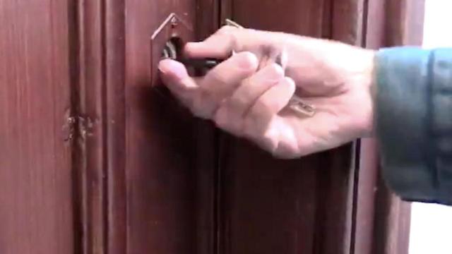 Un ladrón intenta acceder a un piso para robar / MOSSOS D'ESQUADRA