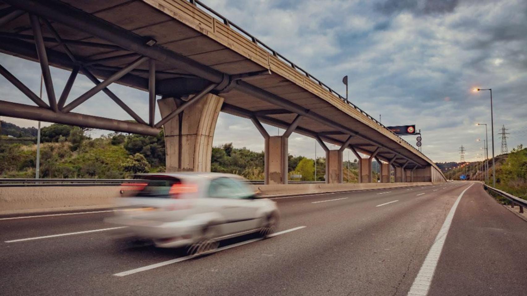 Un vehículo circula por una carreta de Lleida sin tráfico / @transit