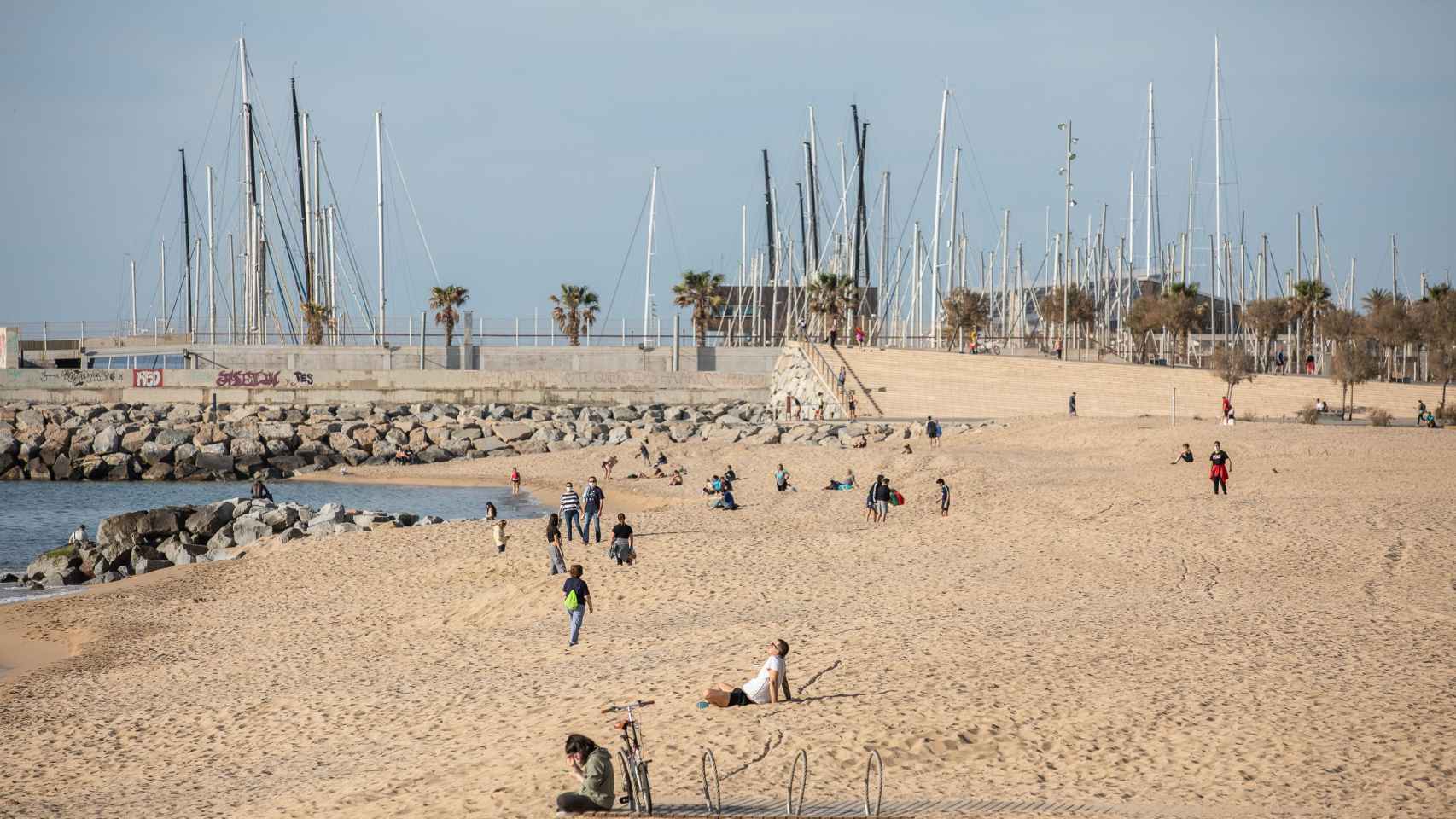 Transeúntes disfrutan de un paseo por las playas de Barcelona / EP