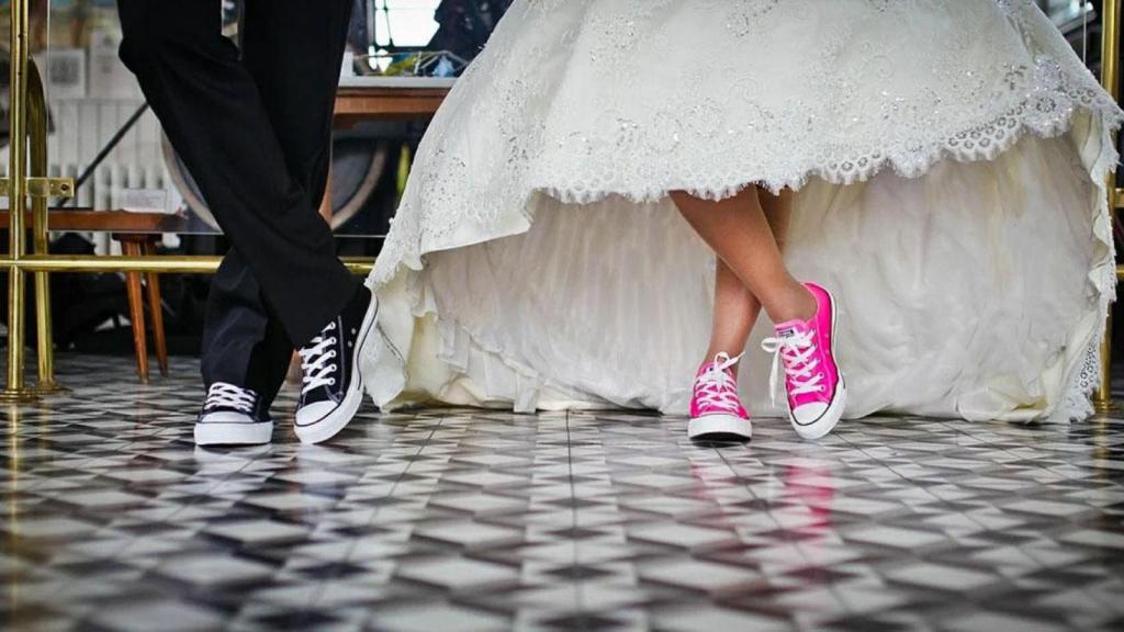 Bodas de una pareja en zapatillas de deporte / PIXABAY