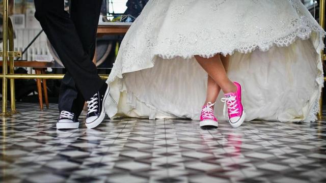 Bodas de una pareja en zapatillas de deporte / PIXABAY