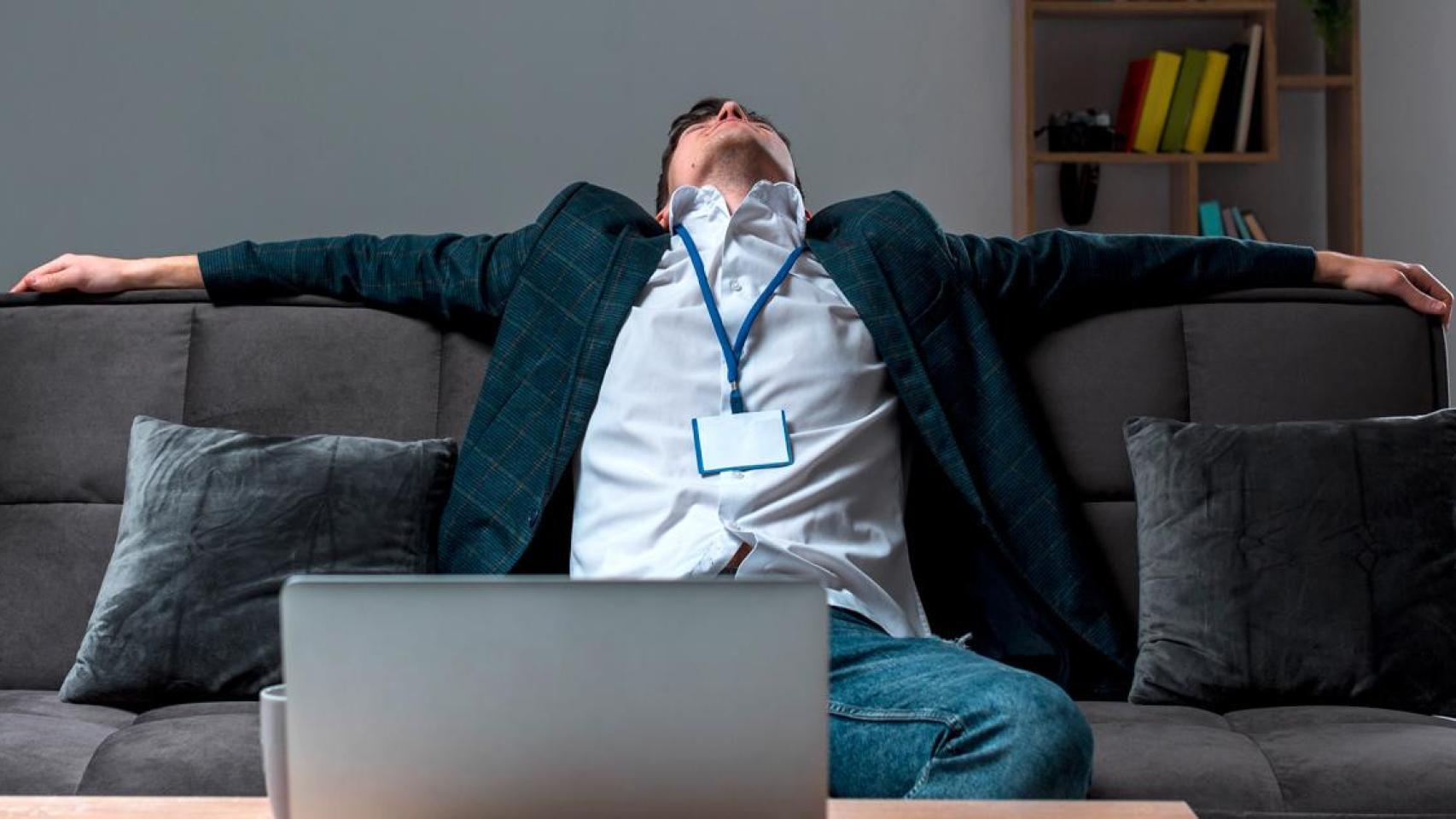 Un hombre agobiado en su teletrabajo en tiempo de coronavirus