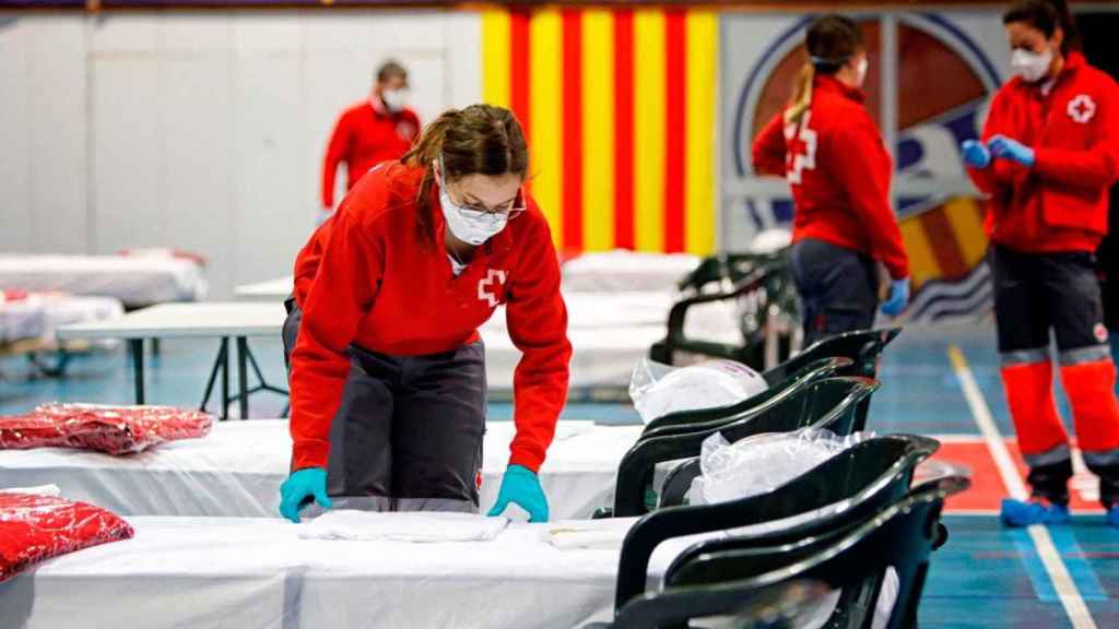 Imagen de un hospital de campaña en Barcelona con camas y médicos por el coronavirus / EFE