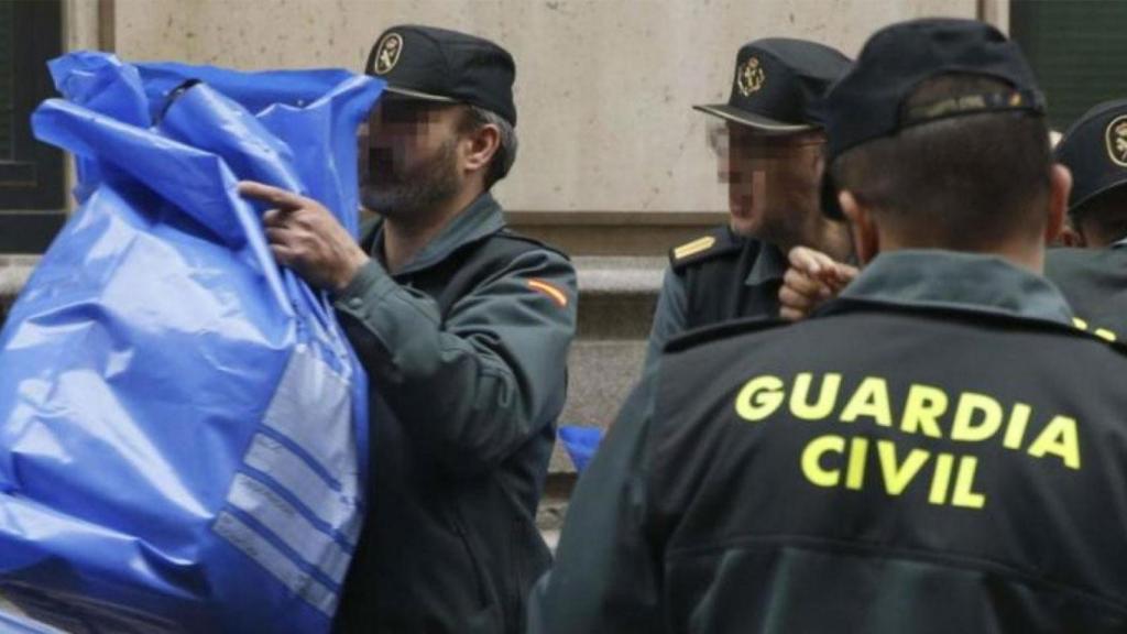 Agentes de la Guardia Civil incautan mascarillas / EFE