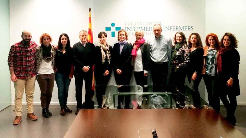 Paola Galbany (c, con pañuelo lila), en el Colegio de Enfermería tras la proclamación de su candidatura ayer martes / EFE