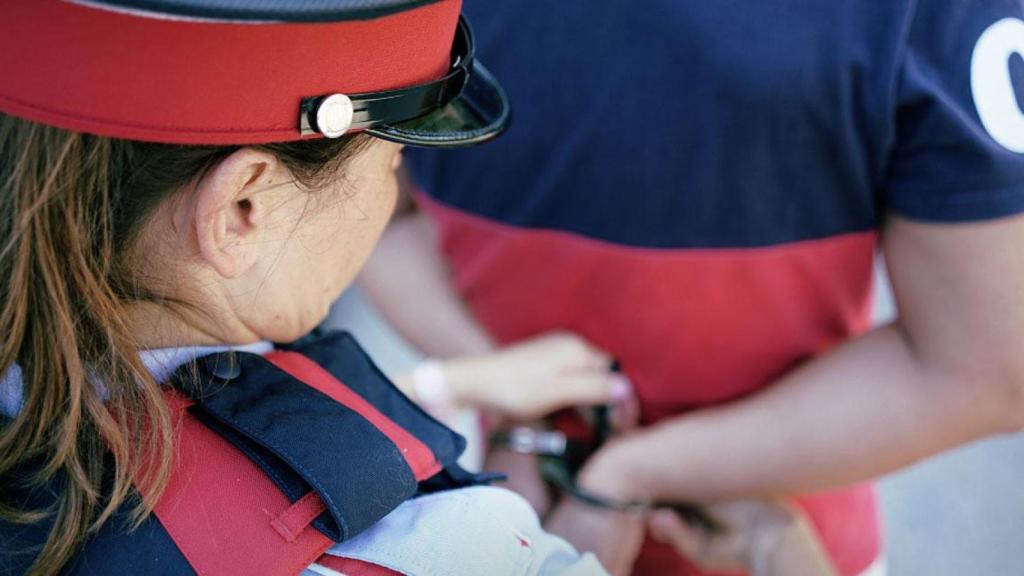 Una agente de Mossos d'Esquadra con un detenido / MOSSOS