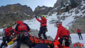 Los bomberos rescatan a uno de los heridos en el Canal Amagada de Setcases (Girona) / BOMBERS