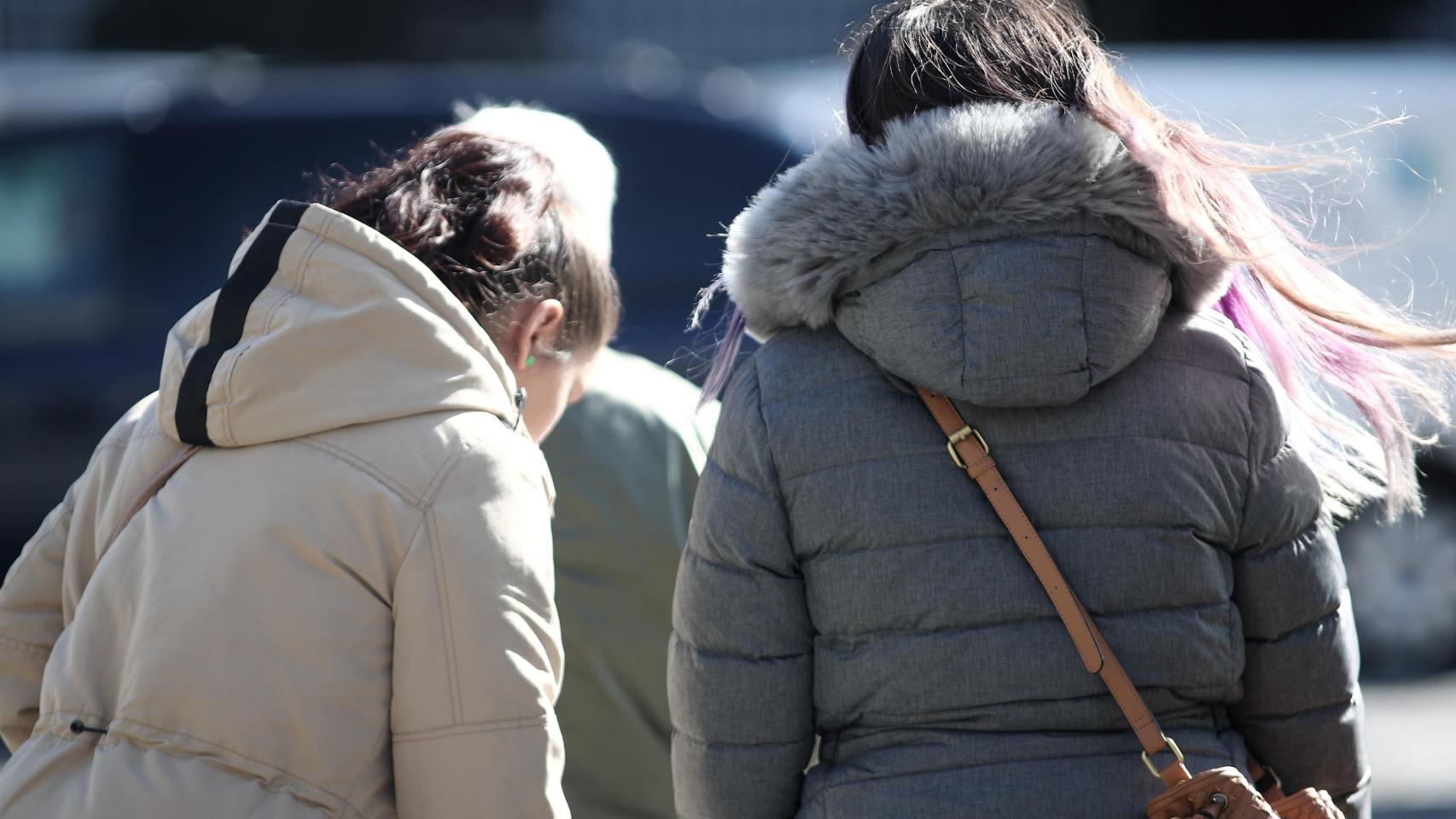 Dos mujeres pasean abrigadas por el fuerte viento / EP