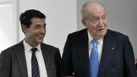 Juan Carlos I junto al doctor Manuel Sánchez / Clínica DeSánchez