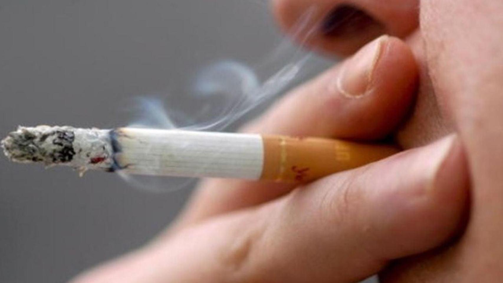 Una persona que se va a fumar un cigarro / EFE