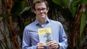 Andy Trias, con su libro 'Ignorant la SD' / EFE