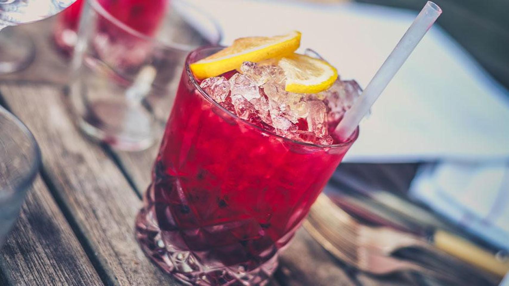 Cóctel en una terraza de verano / UNSPLASH
