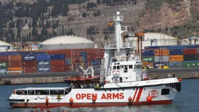 El barco de Open Arms llegando al puerto de Barcelona / EFE