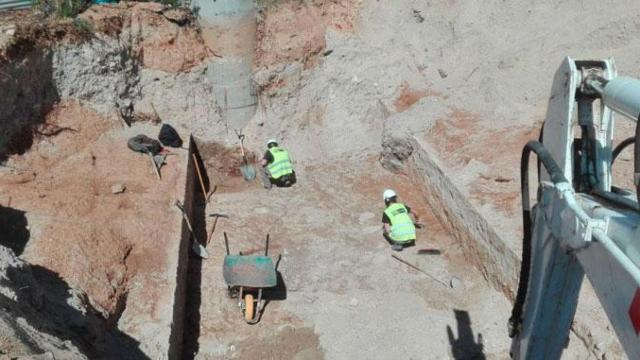 Trabajos en un tramo del Rec Comtal descubierto en los cuarteles de Sant Andreu / OSCAR VARAS