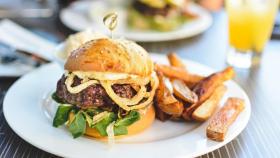Una hamburguesa, objeto de deseo de una niña con una enfermedad rara / PIXABAY
