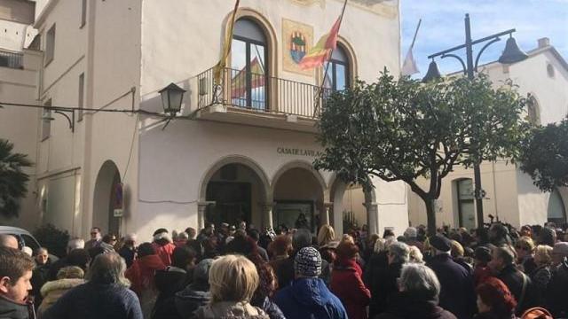 Imagen del minuto de silencio en Pineda de Mar por la muerte del bebé maltratado / EUROPAPRESS