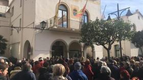 Imagen del minuto de silencio en Pineda de Mar por la muerte del bebé maltratado / EUROPAPRESS