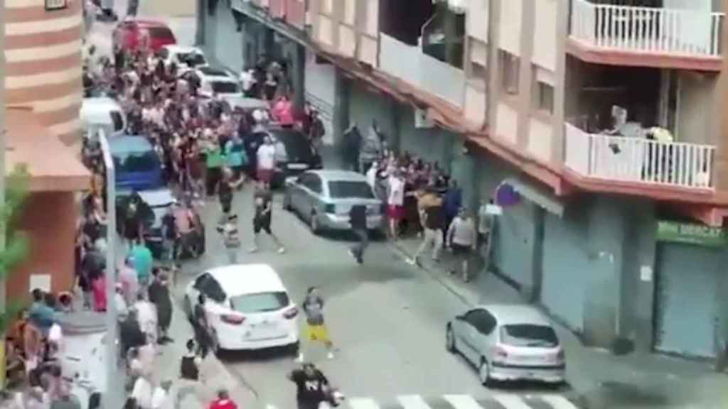 Una imagen de la batalla campal de ayer sábado en La Llagosta entre vecinos