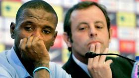 El secretario técnico del Barça, Éric Abidal, y el expresidente del club Sandro Rosell, en una imagen de archivo / EFE
