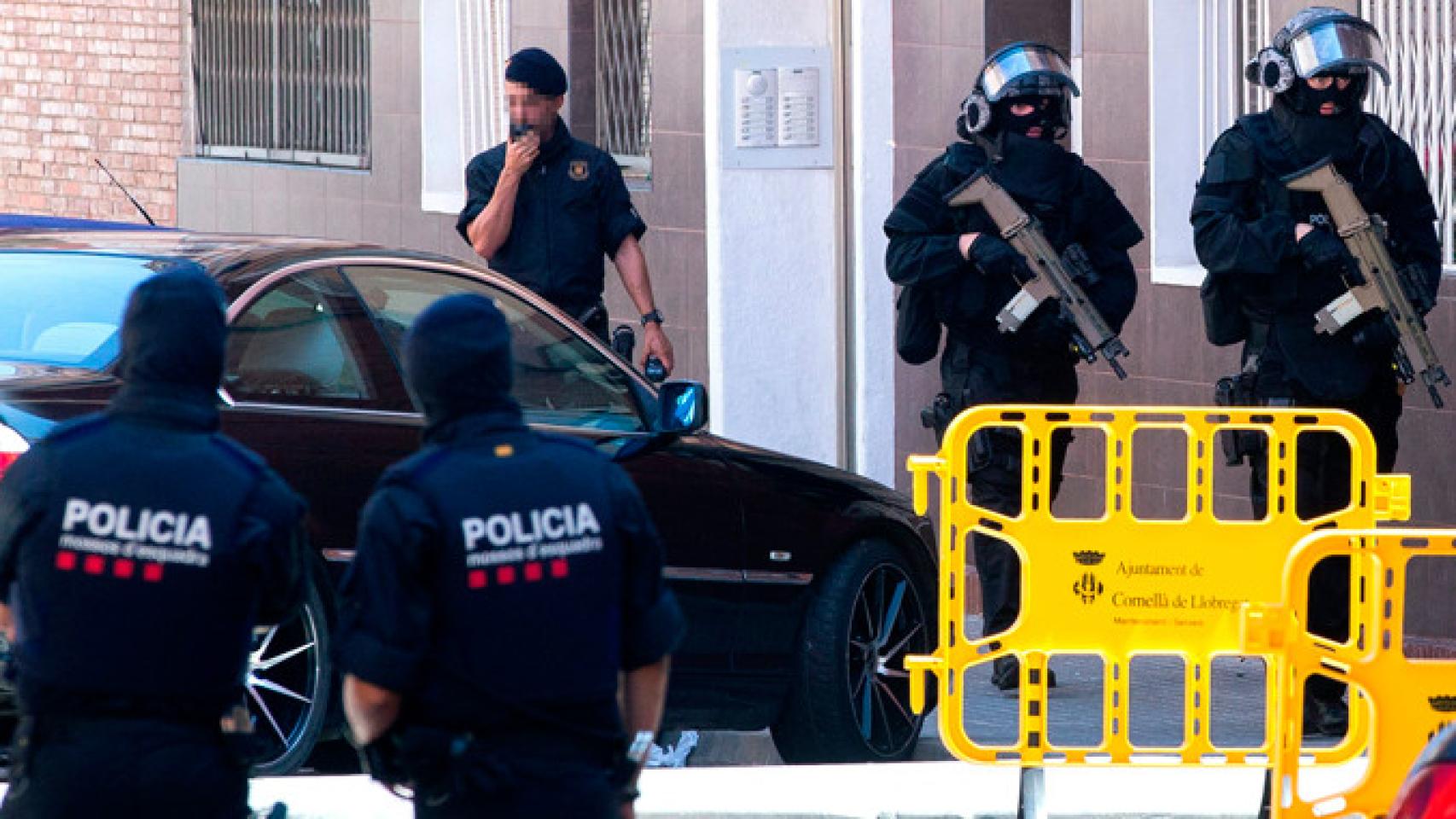 Imágenes del Grupo Especial de Intervención (GEI) de los Mossos d'Esquadra, en Cornellà ayer / EFE